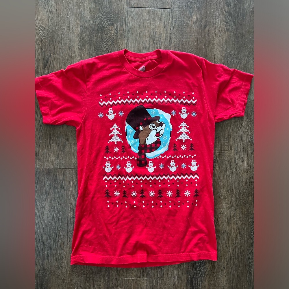 Size medium unisex Buc-ees red short sleeve Christmas tshirt.